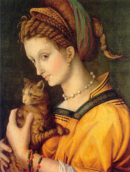 Portrait de jeune femme tenant un chat