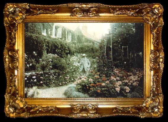 framed  Claude Monet Monet in his garden at Giverny, ta009-2